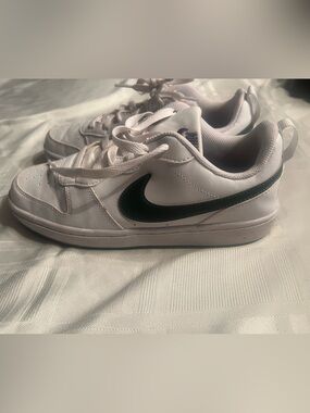 Nike sneakers size 7 youth